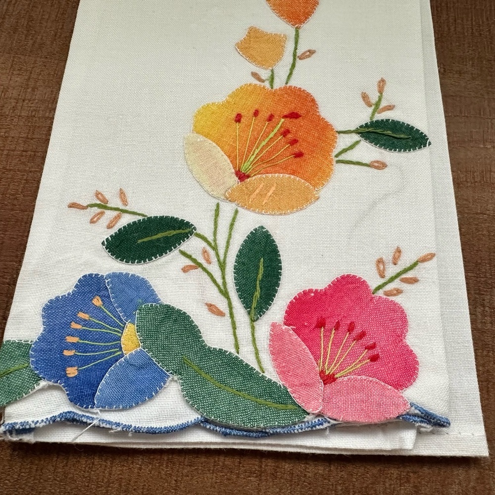 Set of Vintage Floral Embroidered White Napkins - Picture 9 of 13